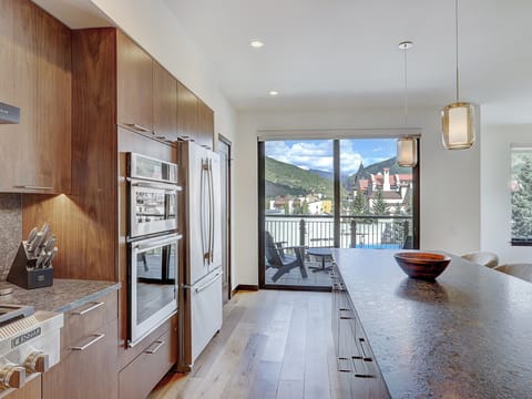 The Lion Vail- 4 BR Modern Mountain Luxury Save 20% on 7+ Nights! Apartment in Vail