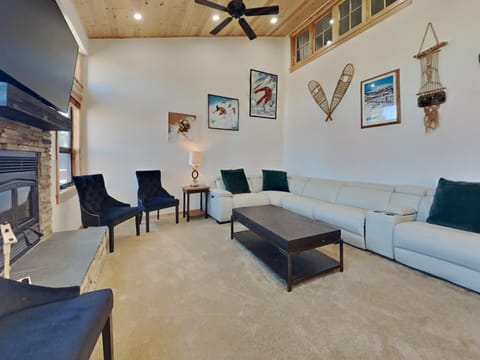 Open Slopeside Condo Just Steps to Mammoth Mtn and Spas