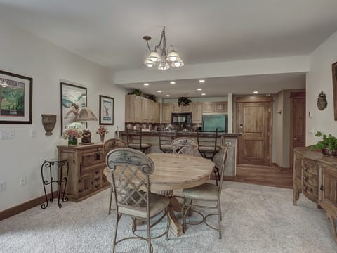 Cozy 2BR Condo - Walk to Chairlift! Apartment in Edwards