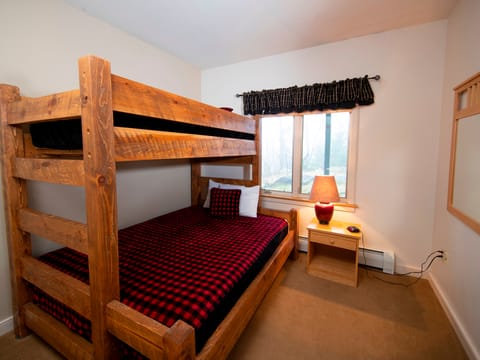 2Br Solitude -Ski-in, Ski-out Access to Promenade Trail Apartment in Mount Holly