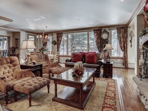 Gorgeous Corner 3Br- Ski in/out Access and 3 Decks! Apartment in Beaver Creek