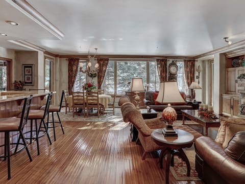 Gorgeous Corner 3Br- Ski in/out Access and 3 Decks! Apartment in Beaver Creek