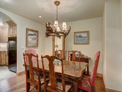 Cozy & Central Arrowhead Village Townhome Apartment in Edwards