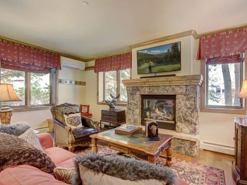 Cozy & Central Arrowhead Village Townhome Apartment in Edwards