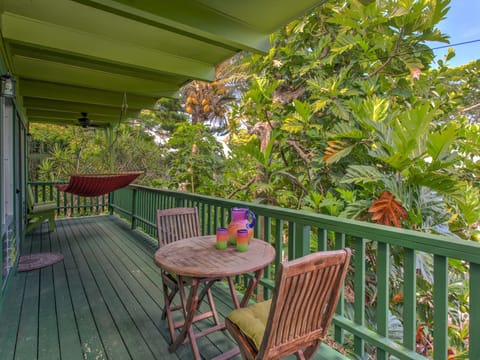 The cozy lanai.