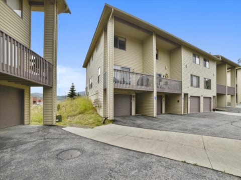 Lagoon Townhomes Exterior
