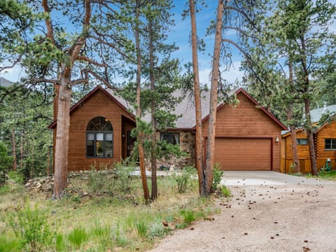Heavenly Pines -- Cabin Home in Estes Park - Private Hot Tub - 20-NCD0035 - a SkyRun RMNP Property - Heavenly Pines - Heavenly Pines Estes Park, Driveway to the main entrance of the home. Parking available for 3 vehicles.