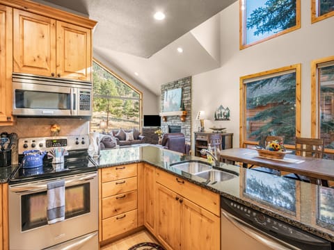 River Rock Retreat - Fully equipped furniture, beautiful furnishings, glass top stove, dishwasher. microwave, refrigerator.