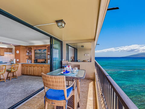 Ocean front lanai