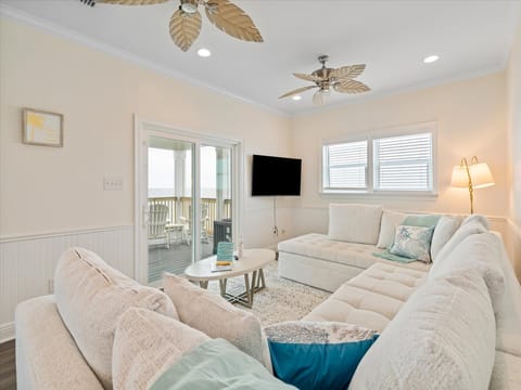 Shamrock Shores Upper Living Room with TV and Gulf View