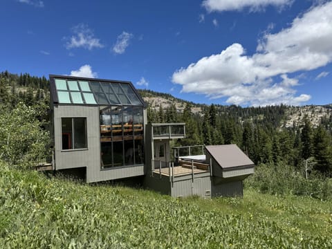 Vacation Home 125 sits hillside with an awesome view of the Mountains and lots of Windows to enjoy every scene possible