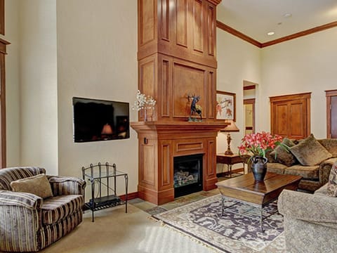 Cirque 3 Bedroom + Loft Condo #302 Apartment in Copper Mountain