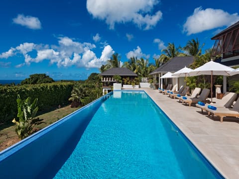 Tom Tom - Pool View