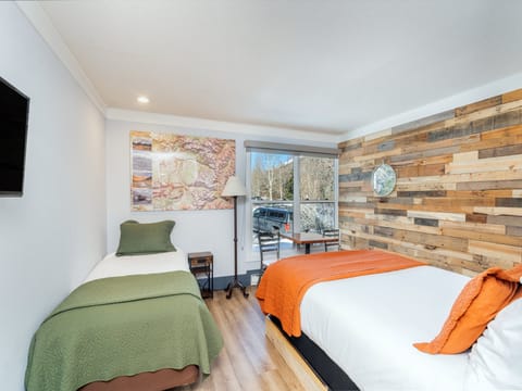 111 Queen and Twin Bed