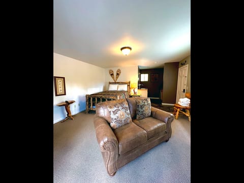 Single-Room Suite with Queen Bed