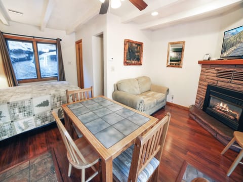 Single-Room Suite with Dining Table