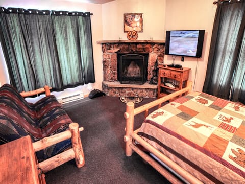 Suite-Style Attached Cabin with Queen Bed