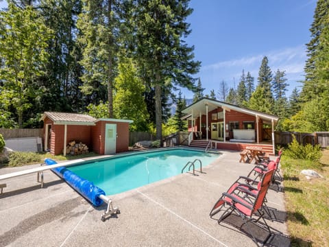 Seasonal private pool