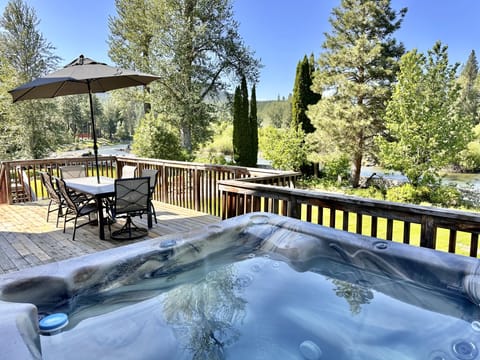 Private hot tub overlooking the Wenatchee River