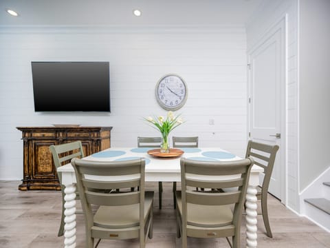 West Side Cottage U-10