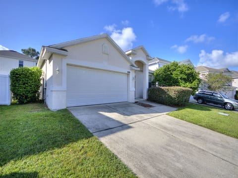 Spacious driveway