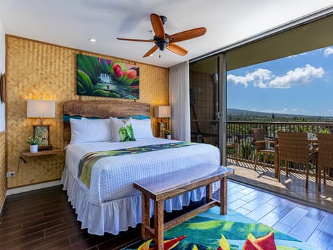 Hawaiian tropical decor with a beautiful view to enjoy!