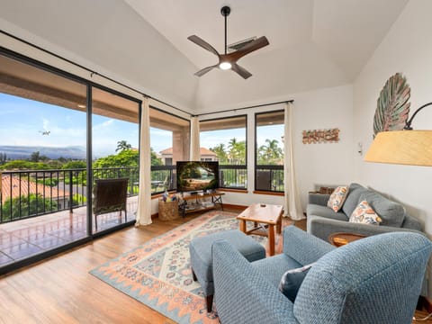 Oiving area with large windows