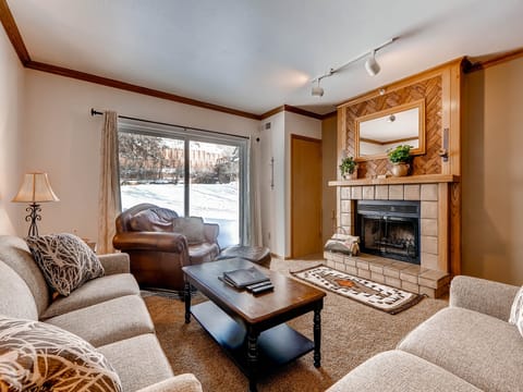 Comfy furniture wood burning fireplace - Park City Lodging-Park Station 218-Living Room