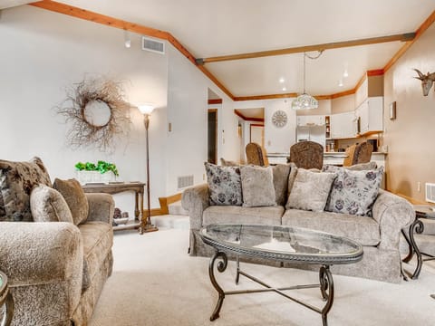 Gracious open floor plan - ParkCityLodging_PowderRunC11_LivingArea (2)