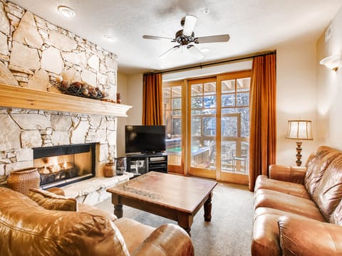 Comfortable living room cozy gas fireplace large screen TV - ParkCityLodging_TownPointeB203_LivingRoom