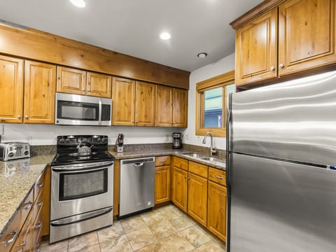 Snowflower 41 has a well-equipped kitchen with stainless steel appliances.