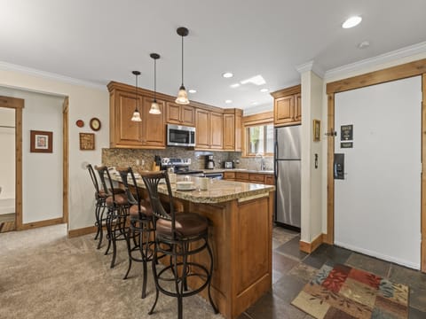The breakfast bar offers seating for 4 guests.