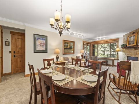 The dining area with seating for 6 guests.