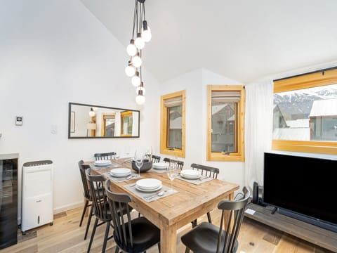 LuLu City 6F's modern mountain vibes make this a luxurious budget-friendly home away from home!