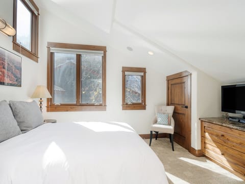 Spacious one (1) bedroom with a comfy queen bed. Includes great views with plenty of space for clothing.
