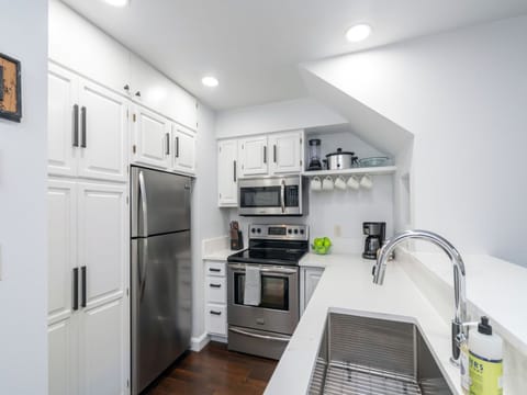 No need to eat out every meal with a kitchen like this!