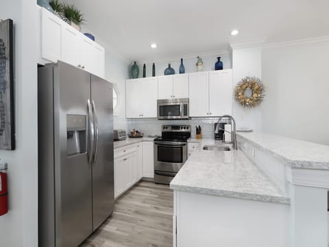 Coastal/modern kitchen is fully appointed