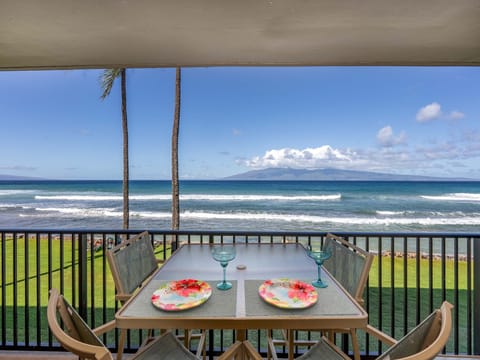 Direct Ocean front Lanai!