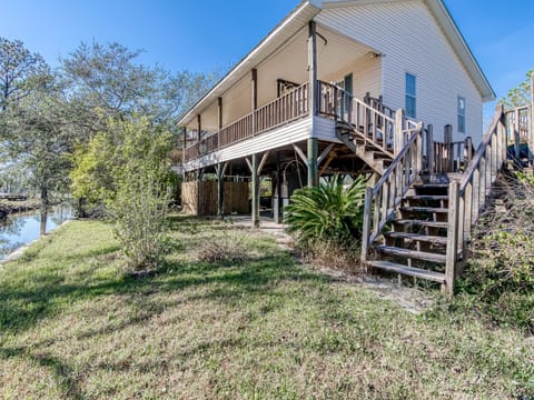 This home is ready to host your next getaway. Perfect for someone who wants to enjoy a relaxing vacation off the grid but still have access to food and entertainment in just a short few minutes drive