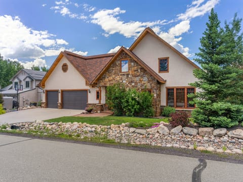 Cherry Drive - a SkyRun Steamboat Property - Welcome to Cherry Drive! Your home away from home in beautiful Steamboat Springs! - Large home, driveway, green lawn, large trees.