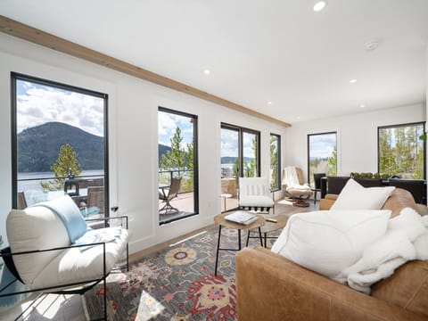 Stunning Mountain and Lake Views from every Window! Stunning Mountain and Lake Views from every Window!