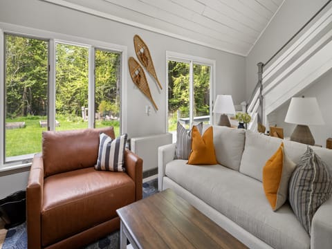 Cozy Living area overlooking the yard