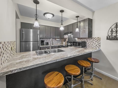 103 Empire Coalition Escape! Cozy Condo Close to Resort! - a SkyRun Park City Property - Lovely Renovated Kitchen with Breakfast Bar