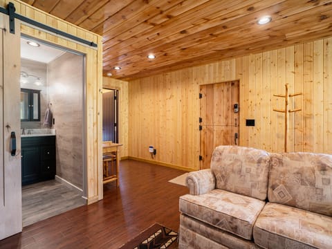 Frontier Mountain Retreat - Frontier Mountain Retreat Estes Park, Spacious living room with a flat screen TV.