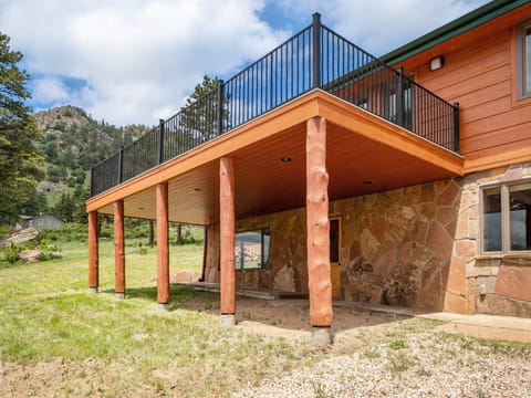 Frontier Mountain Retreat - Frontier Mountain Retreat Estes Park, Enter into unit via the lower level patio. Unit is lower level of this home.