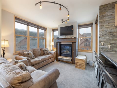 8256 Silver Mill - a SkyRun Keystone Property - Living Room