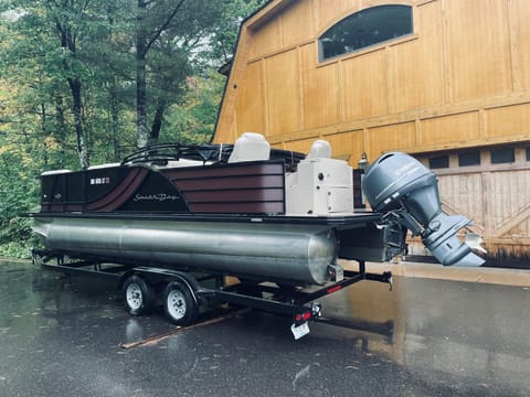 This cabin offers a pontoon that can be rented by the day or for a full week.
