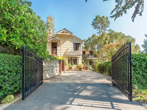 Welcome to "Mabuhay"!  Walk to Town and the Beach