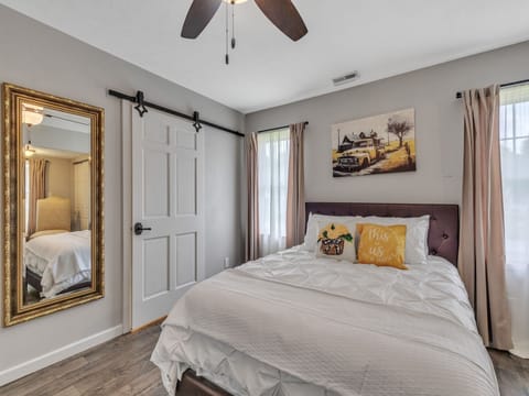 Queen Bedroom, Main Level, Private Bathroom with Shower