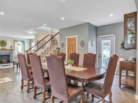 Main Dining, 8 Seats